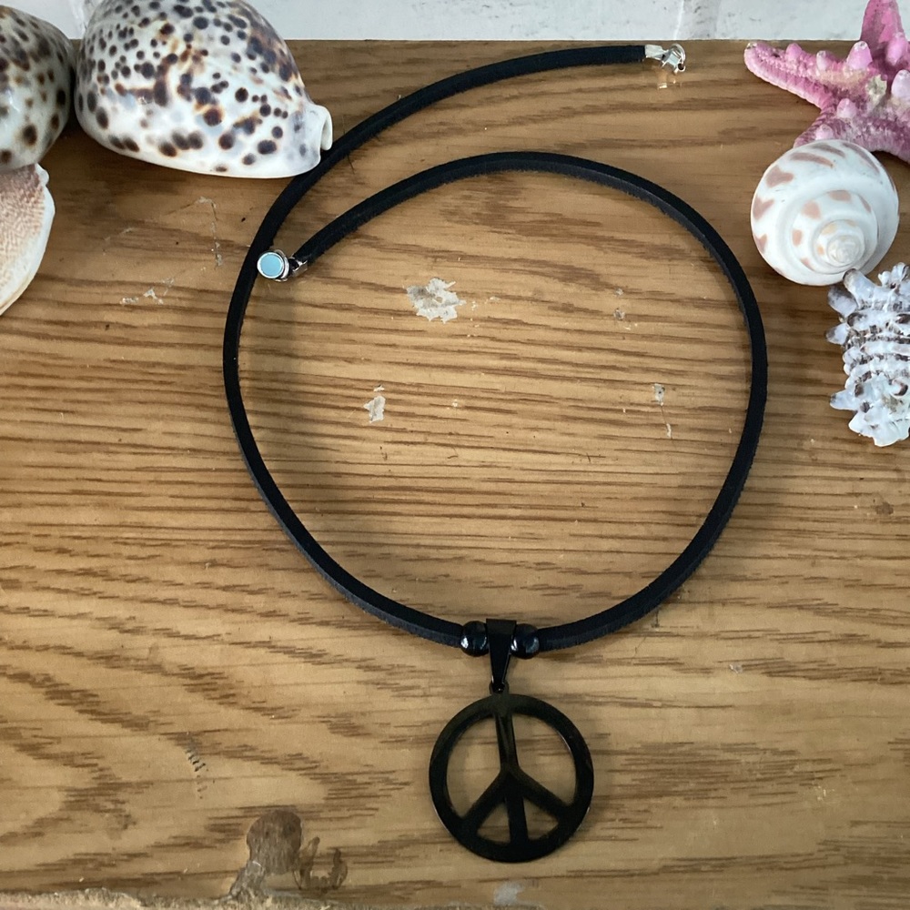 Men’s Leather Peace Sign Necklace ☮️ - Picture 2 of 3
